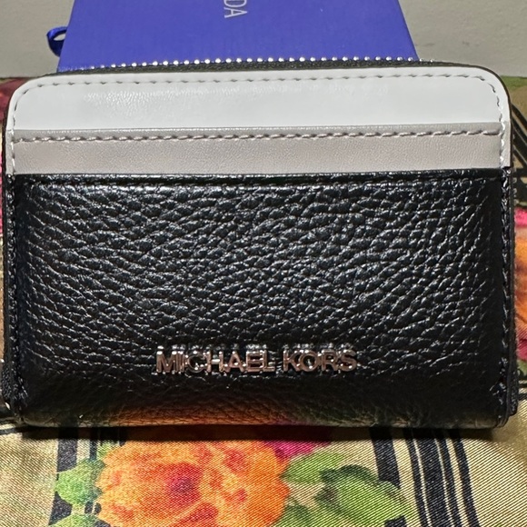 NWT Michael Kors wallet. - Picture 1 of 9